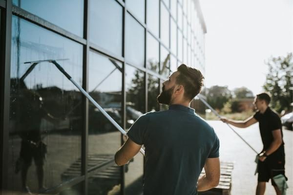 vinduespudsning esbjerg - vinduespudser erhverv kontor teleskopstang